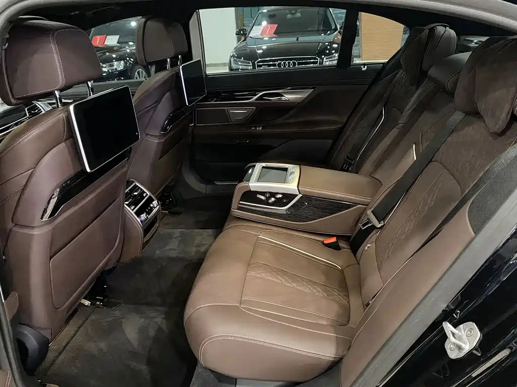 BMW 7 Series — фото 11