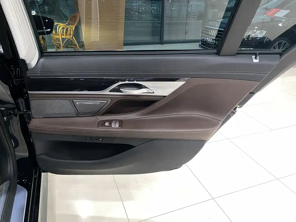 BMW 7 Series — фото 14