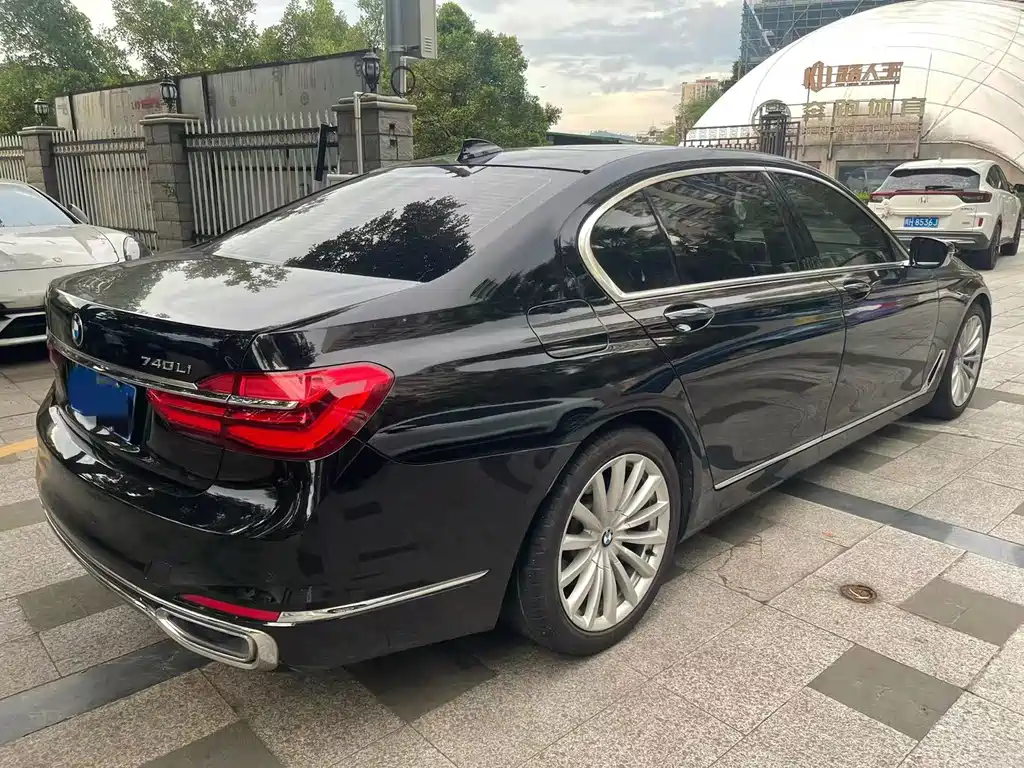 BMW 7 Series — фото 6
