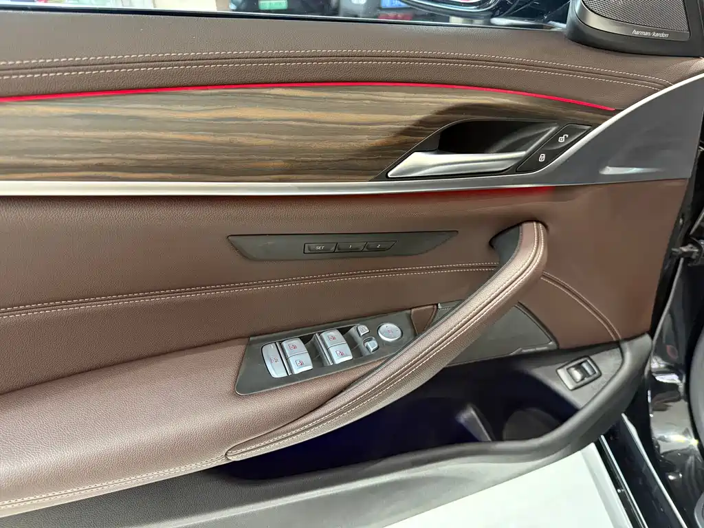 BMW 5 Series — фото 10