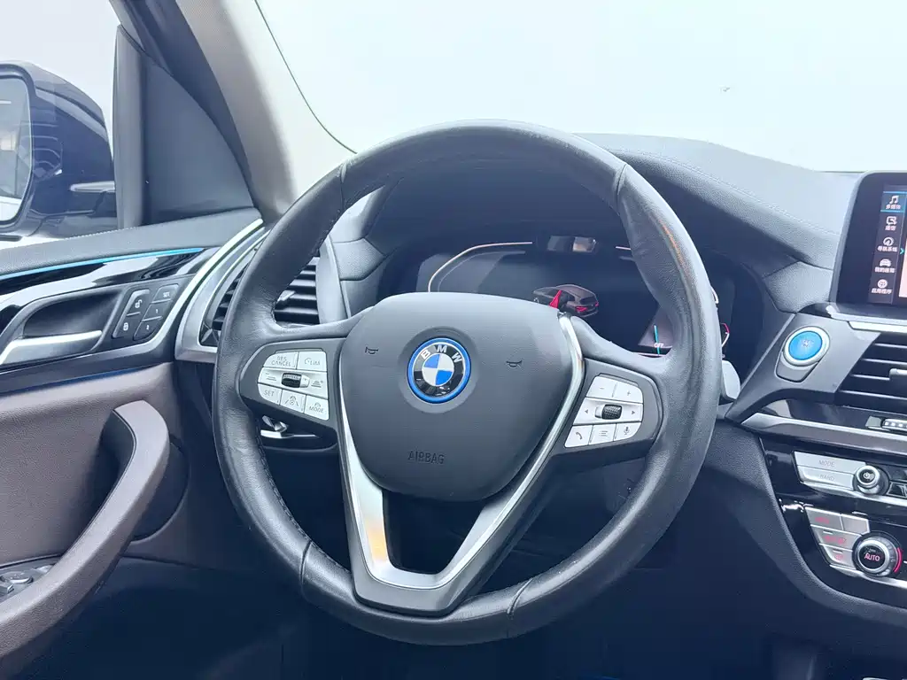BMW iX3 — фото 11