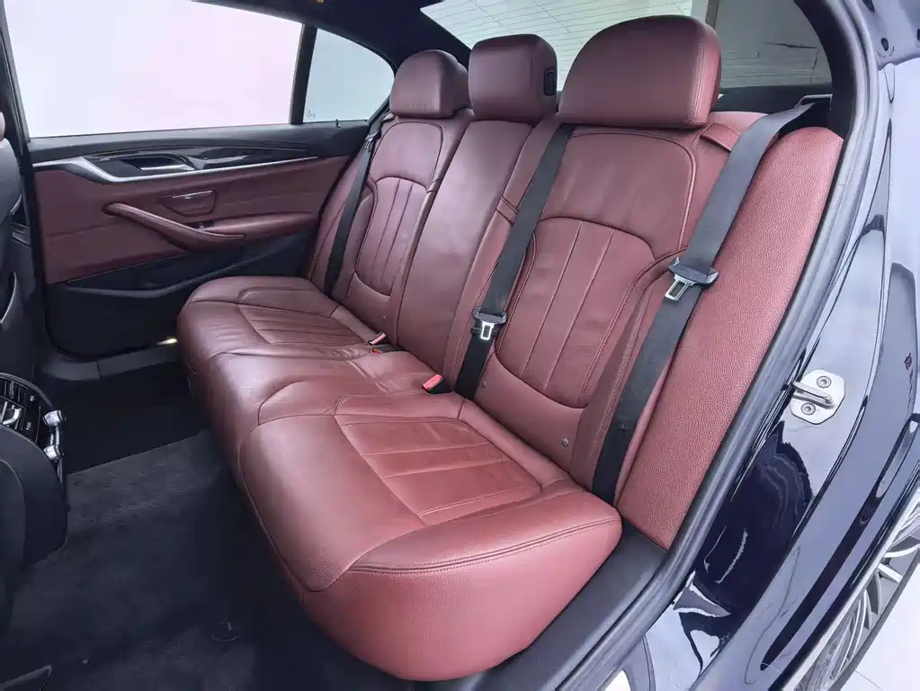 BMW 5 Series — фото 14