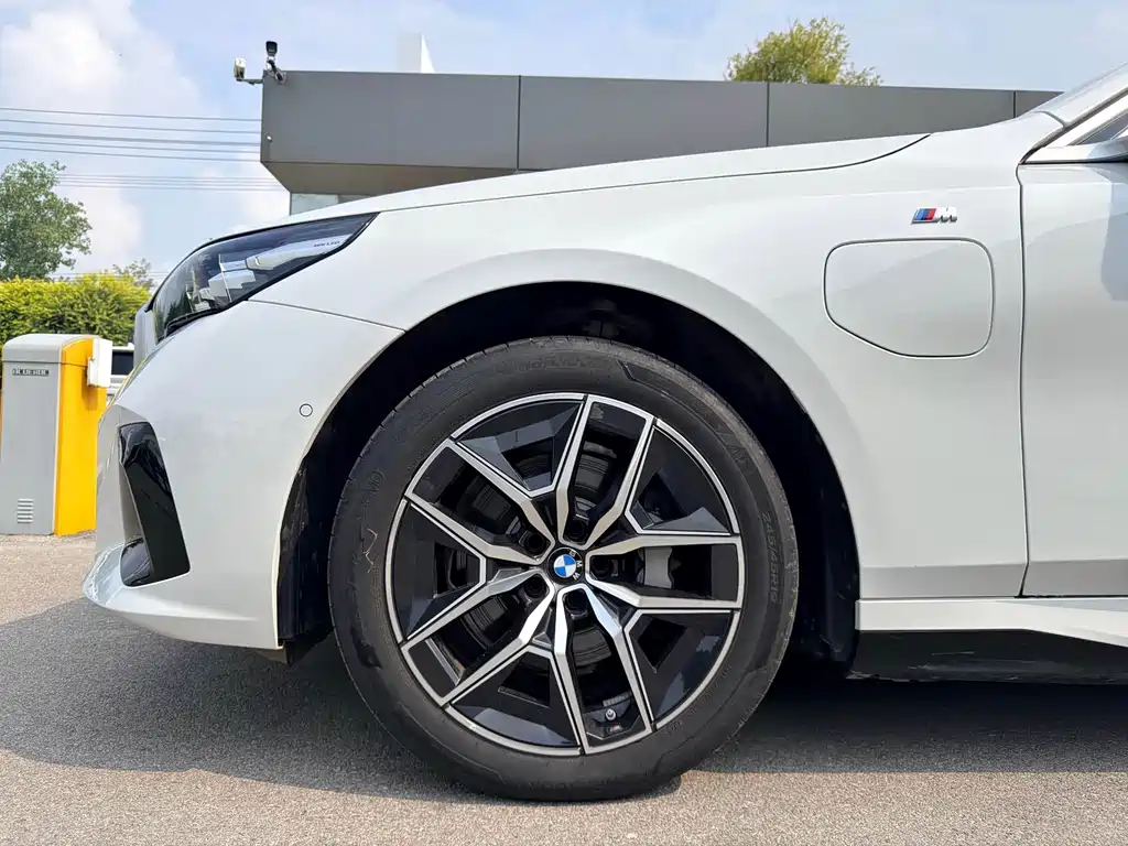 BMW i5 — фото 9