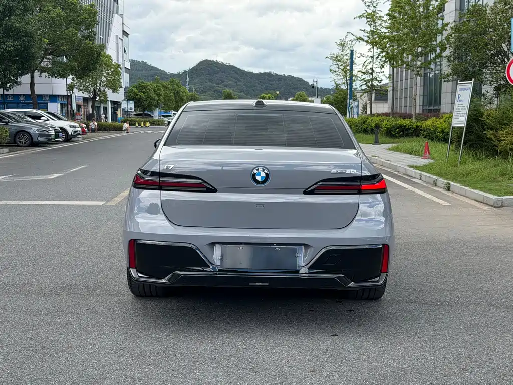 BMW i7 — фото 6