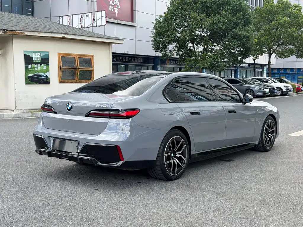 BMW i7 — фото 7