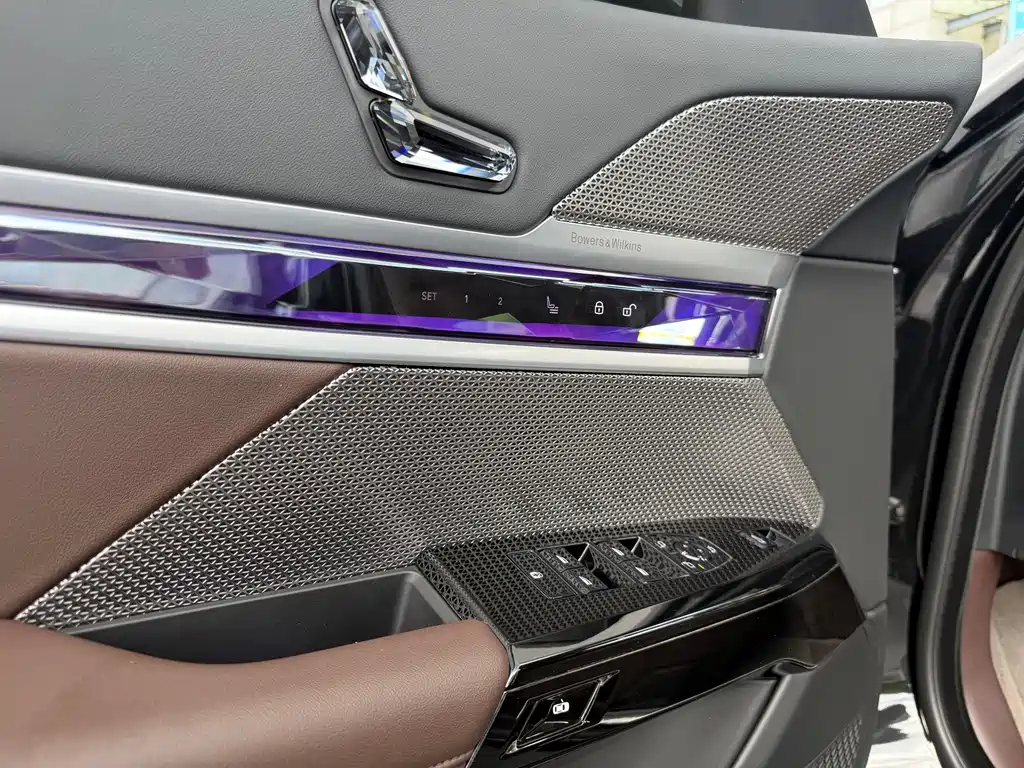 BMW i7 — фото 9