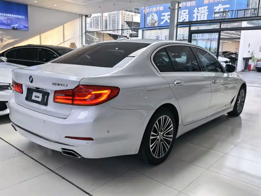 BMW 5 Series — фото 4