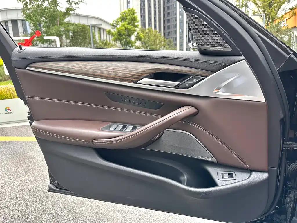 BMW 5 Series — фото 11