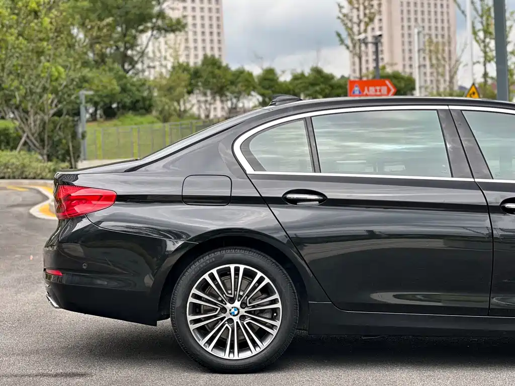 BMW 5 Series — фото 9