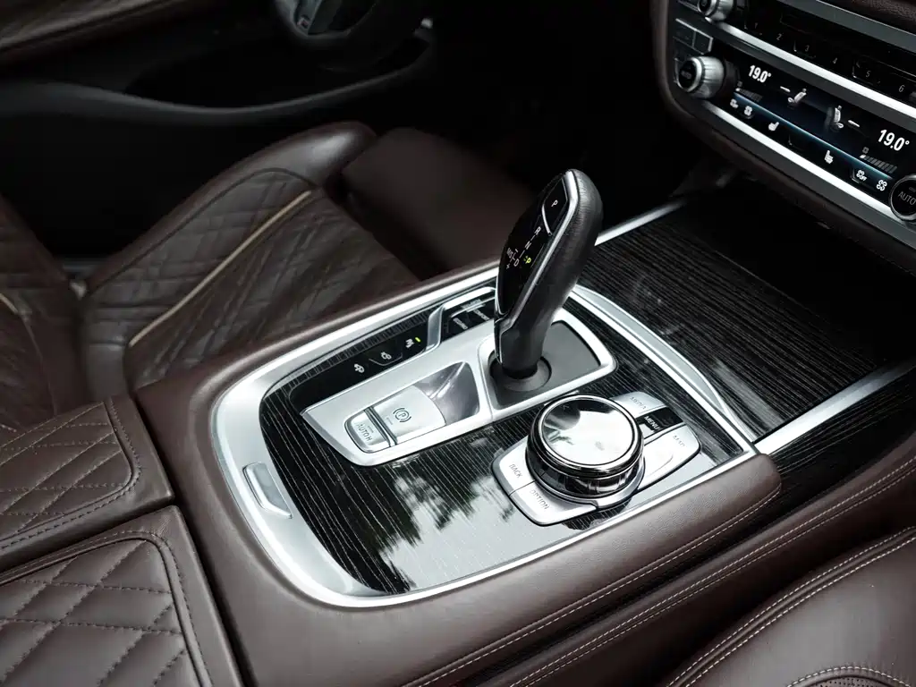 BMW 7 Series — фото 26