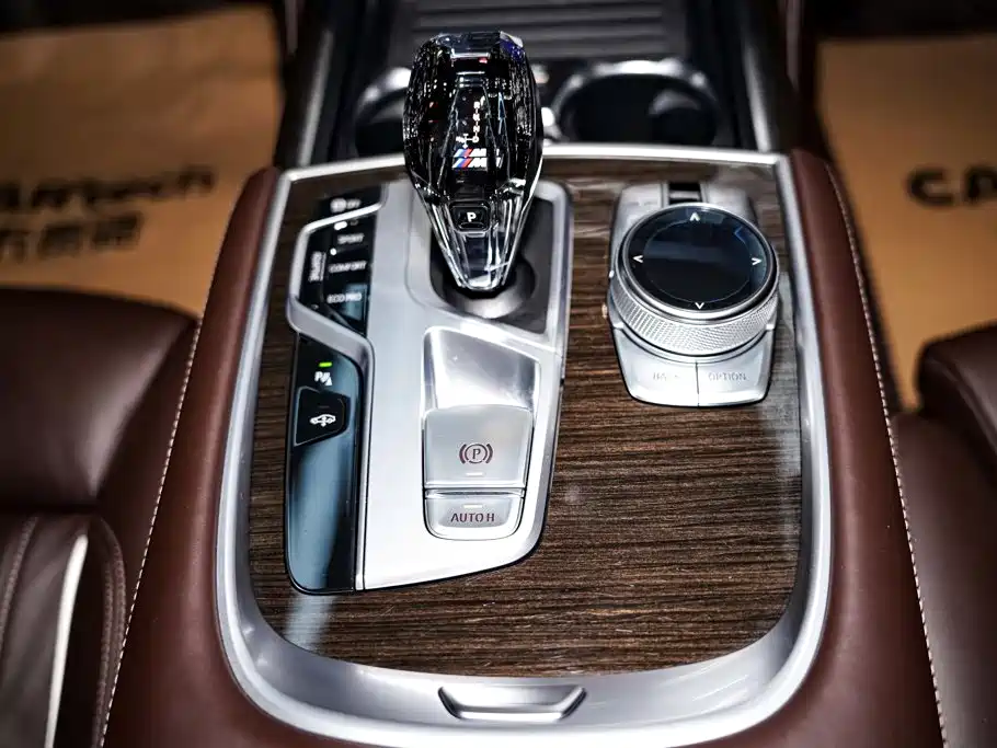 BMW 7 Series — фото 23
