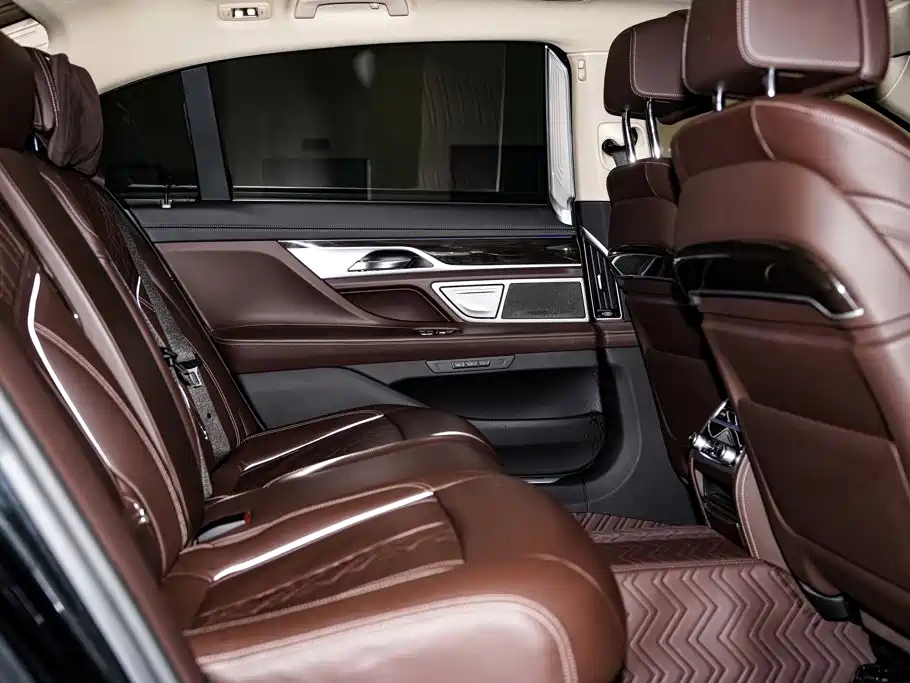 BMW 7 Series — фото 26