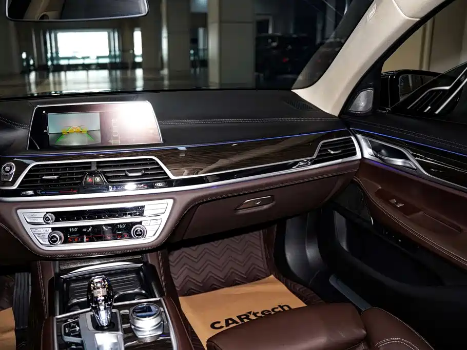 BMW 7 Series — фото 28