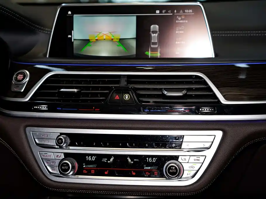 BMW 7 Series — фото 29