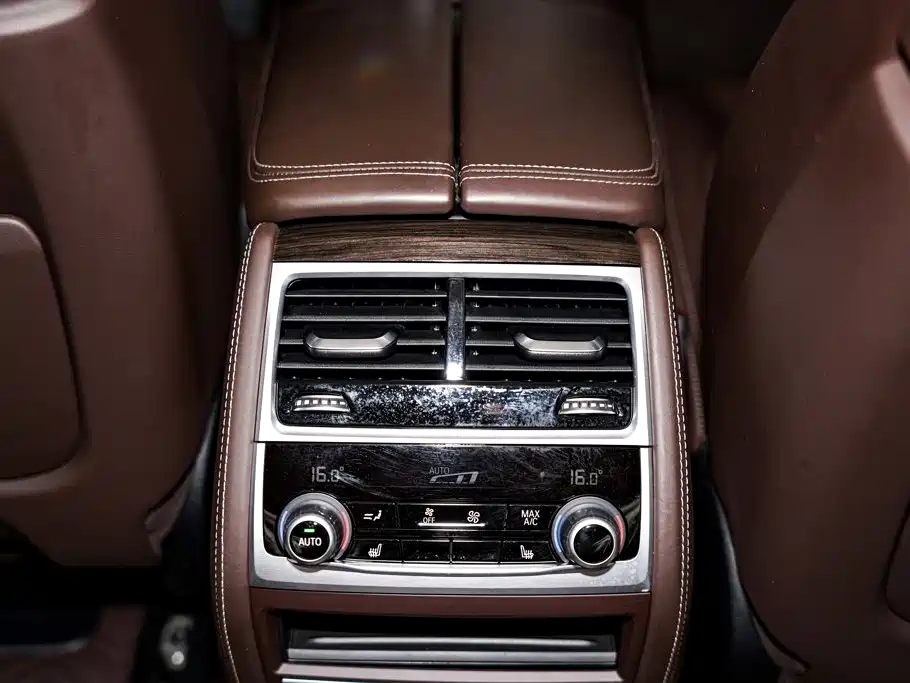 BMW 7 Series — фото 33