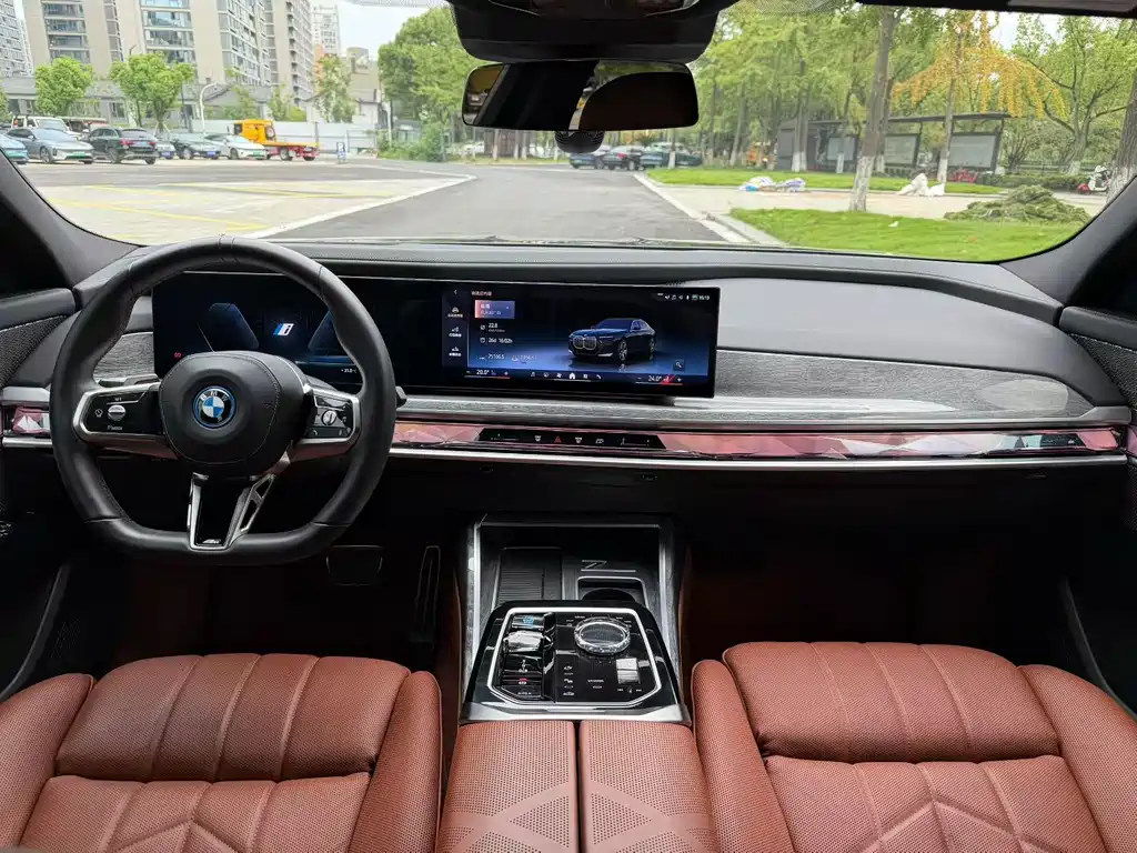 BMW i7 — фото 7