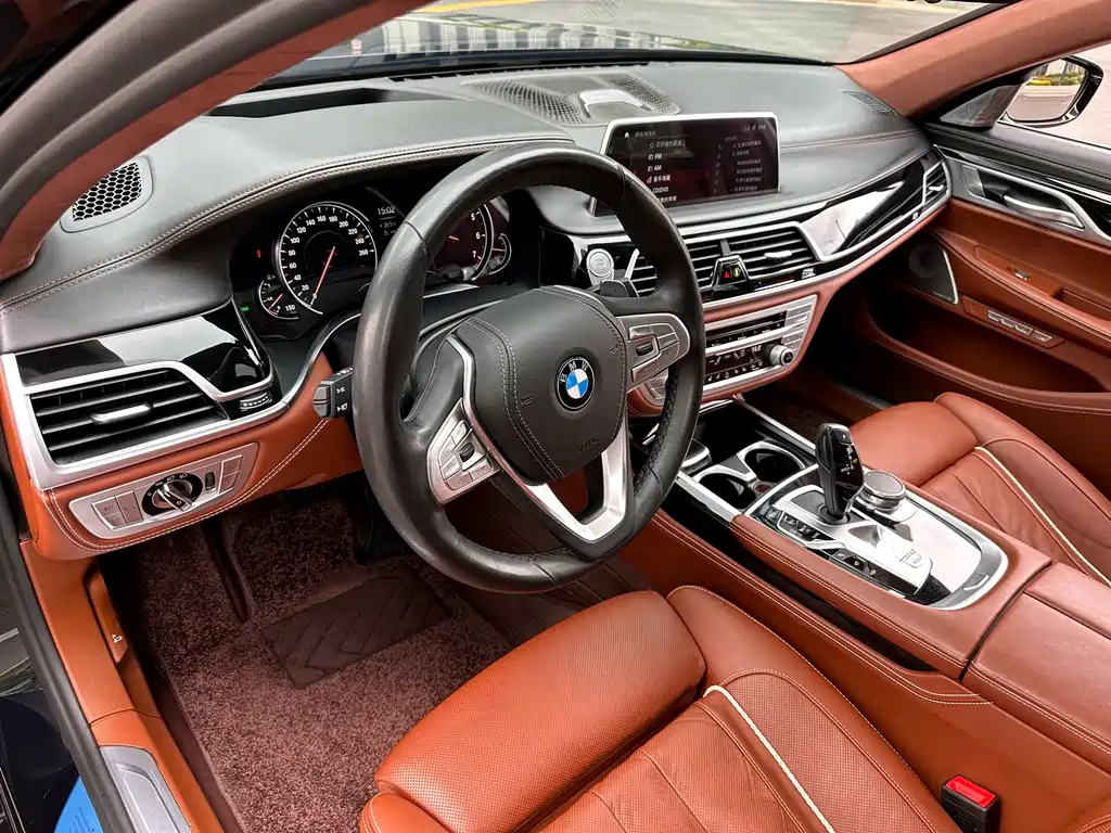 BMW 7 Series — фото 30