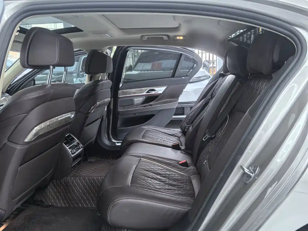 BMW 7 Series — фото 10