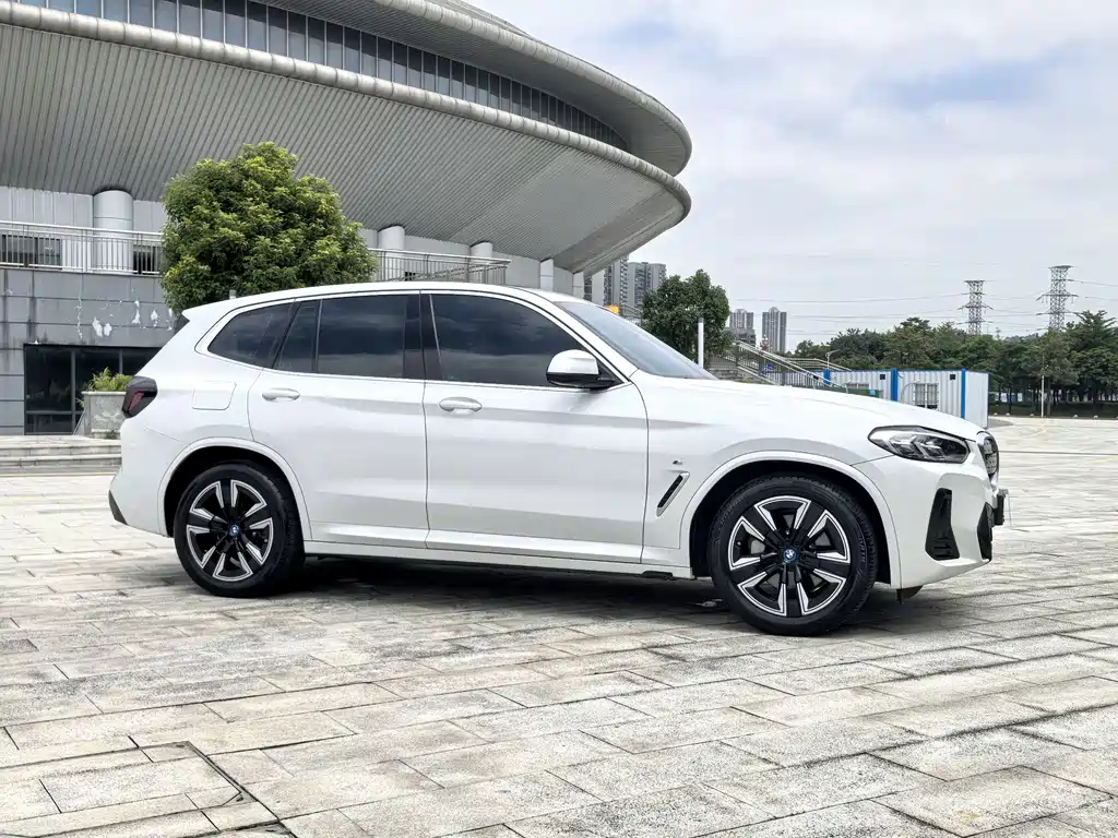 BMW iX3 — фото 4