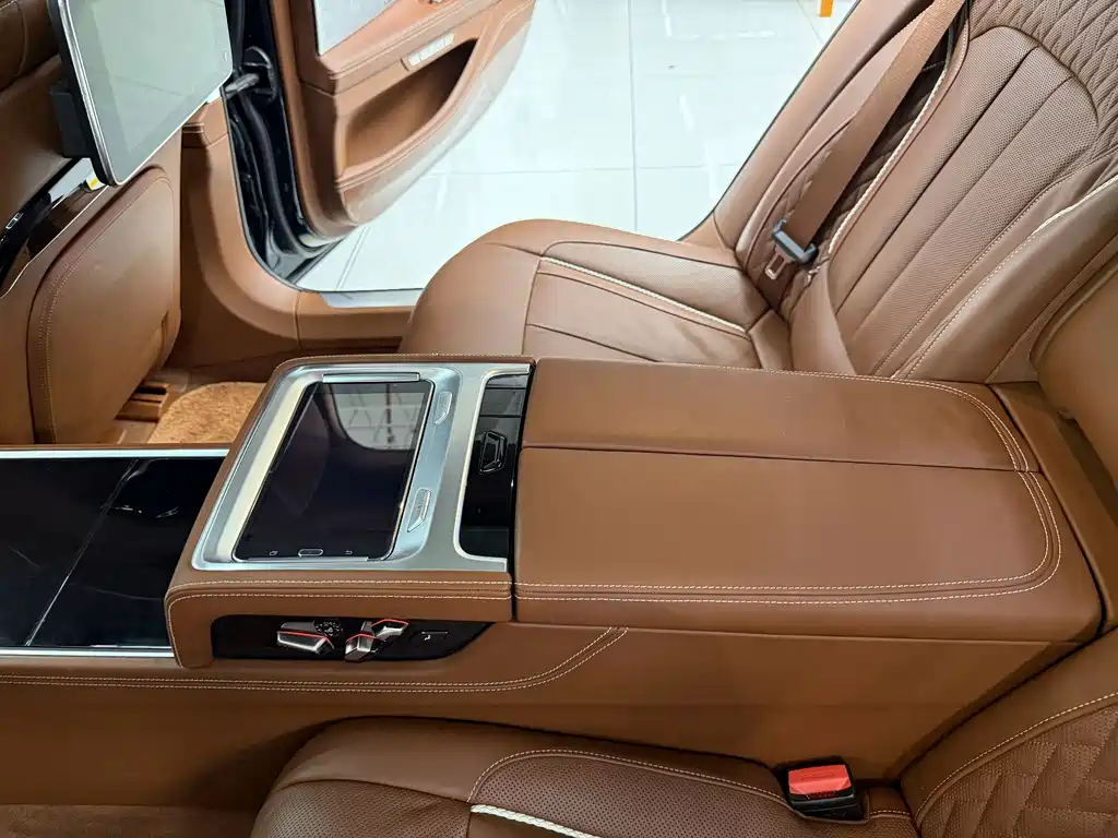 BMW 7 Series — фото 13