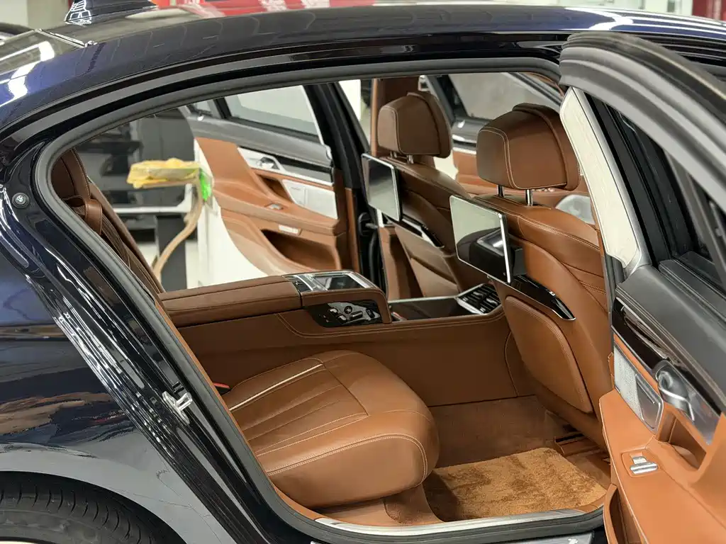 BMW 7 Series — фото 14