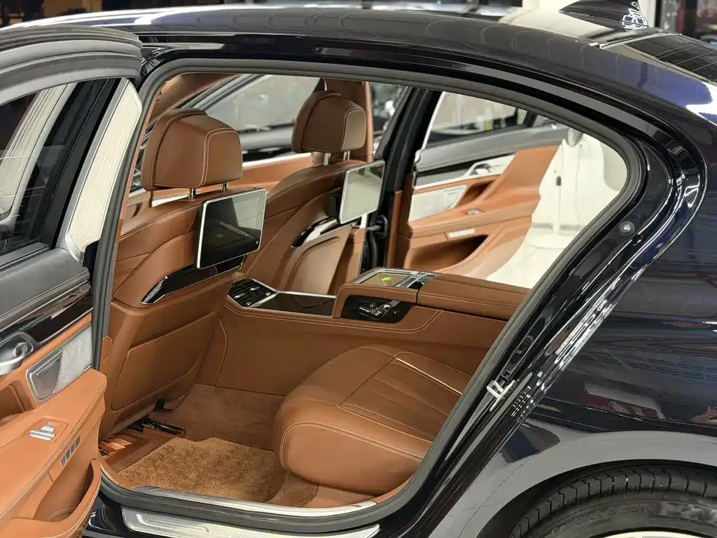 BMW 7 Series — фото 15