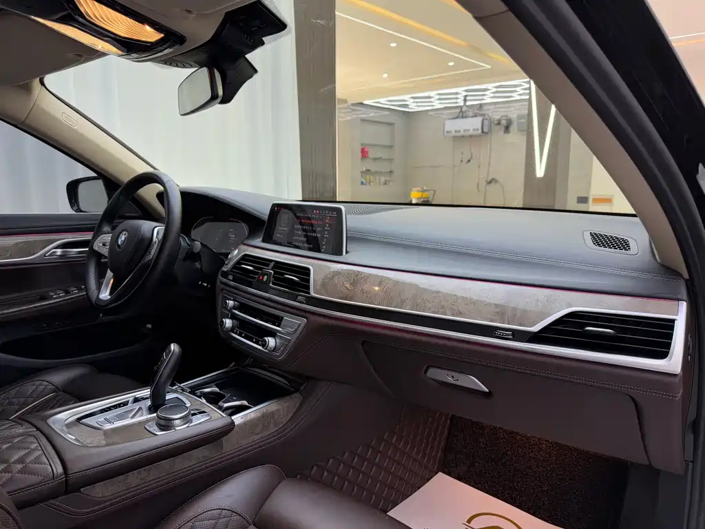 BMW 7 Series — фото 11