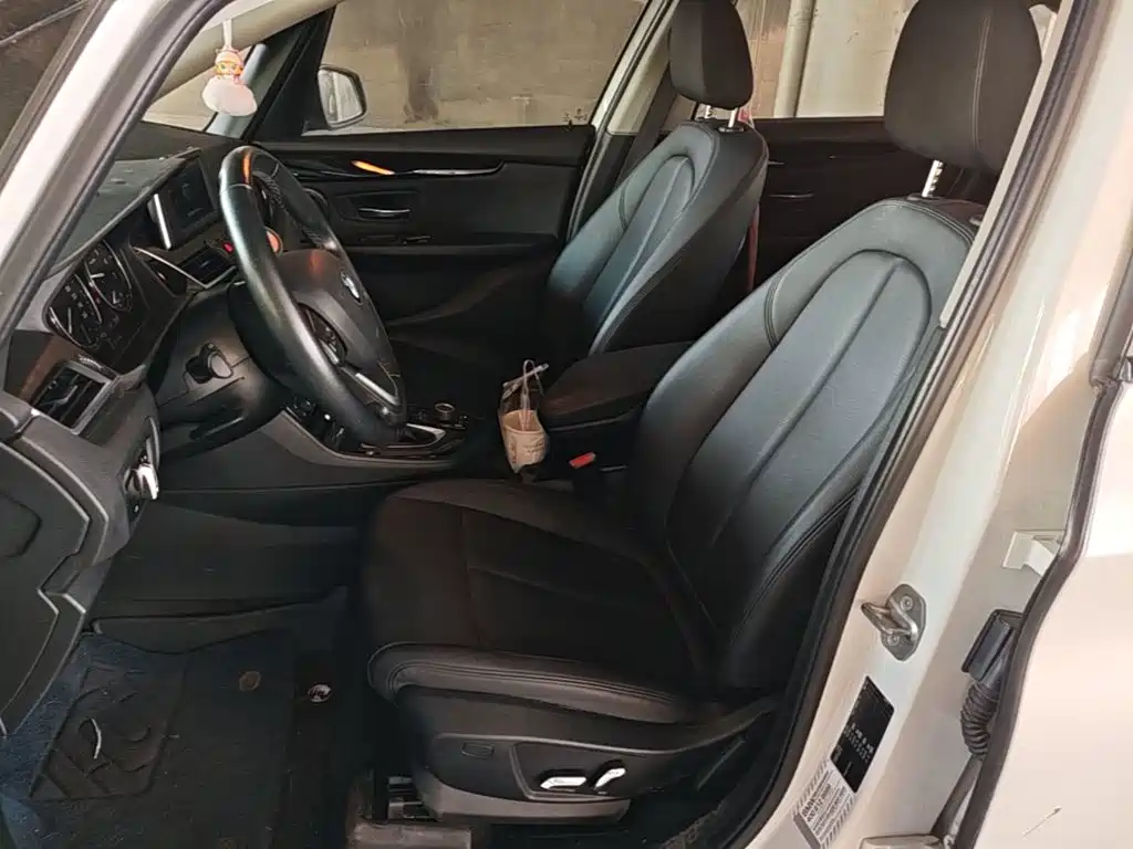 BMW 2 Series Active Tourer — фото 15