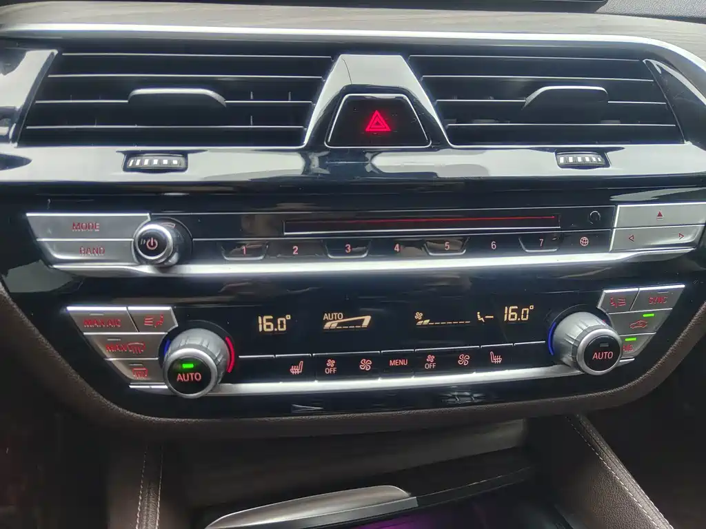 BMW 5 Series — фото 10