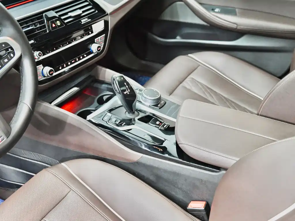 BMW 5 Series — фото 18