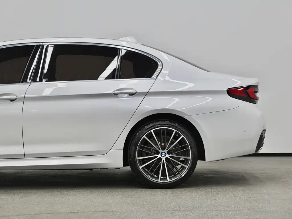 BMW 5 Series — фото 24
