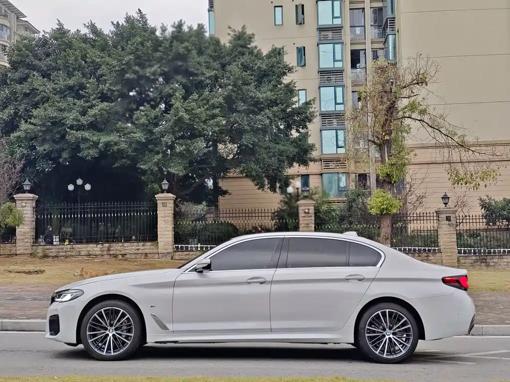BMW 5 Series — фото 4