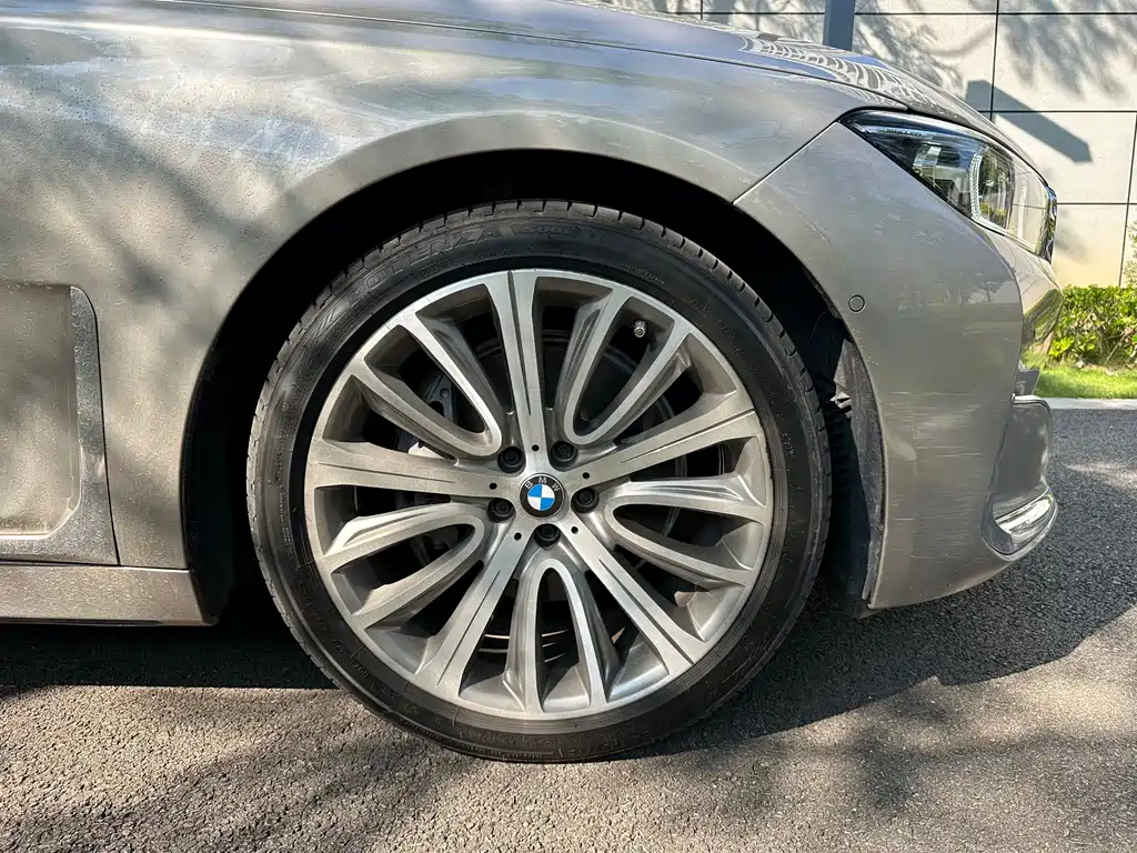BMW 7 Series — фото 14