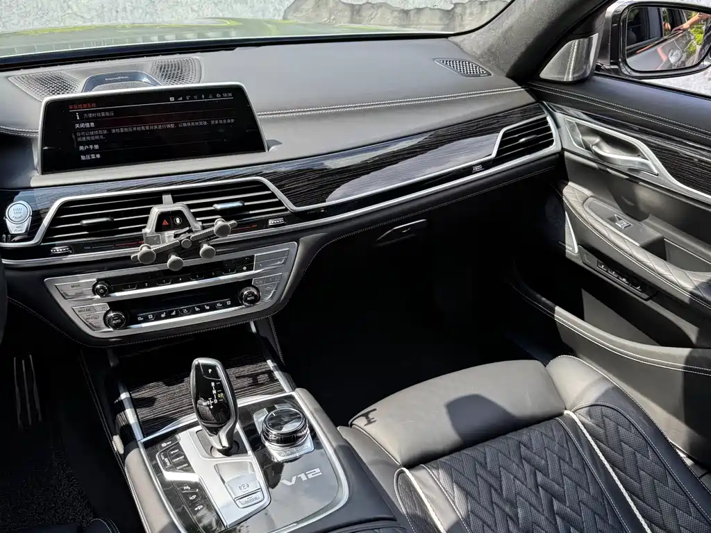 BMW 7 Series — фото 10