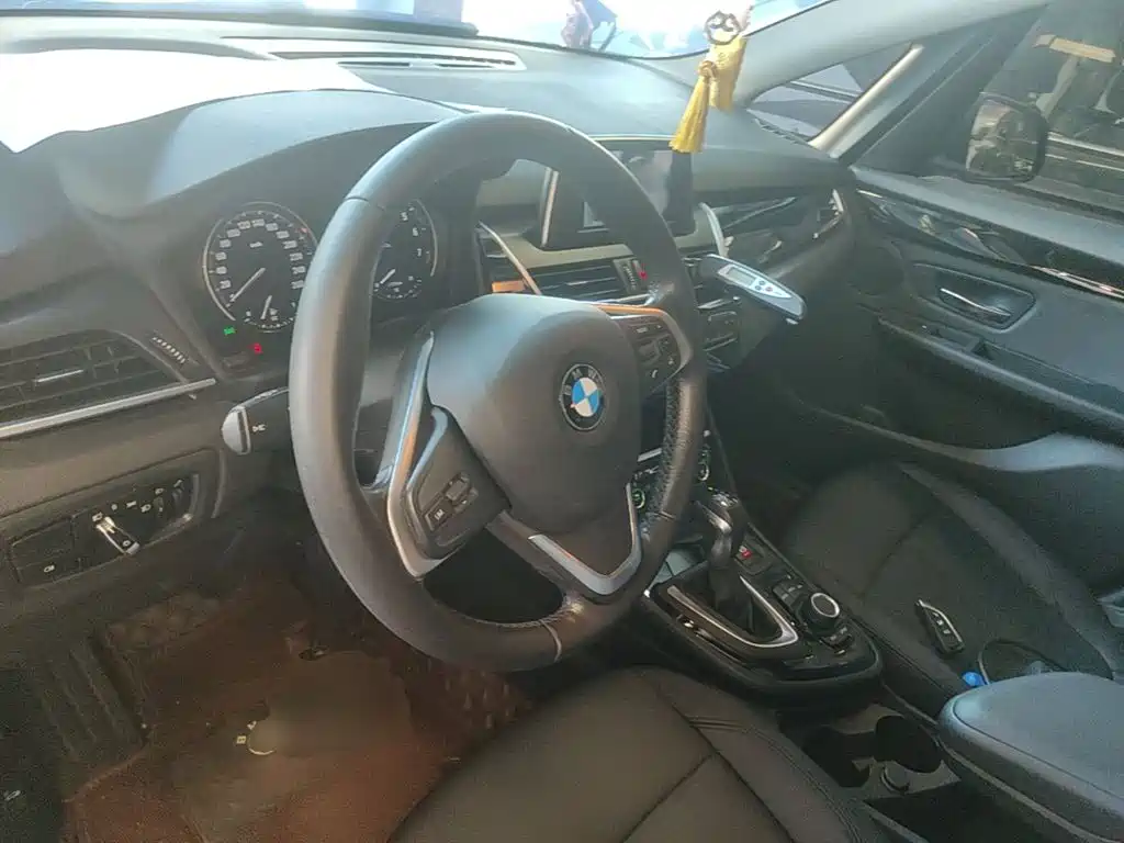 BMW 2 Series Active Tourer — фото 11