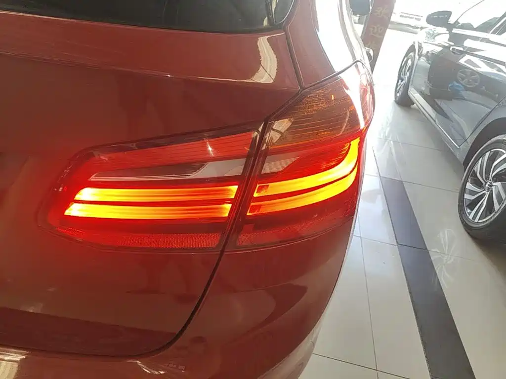 BMW 2 Series Active Tourer — фото 8