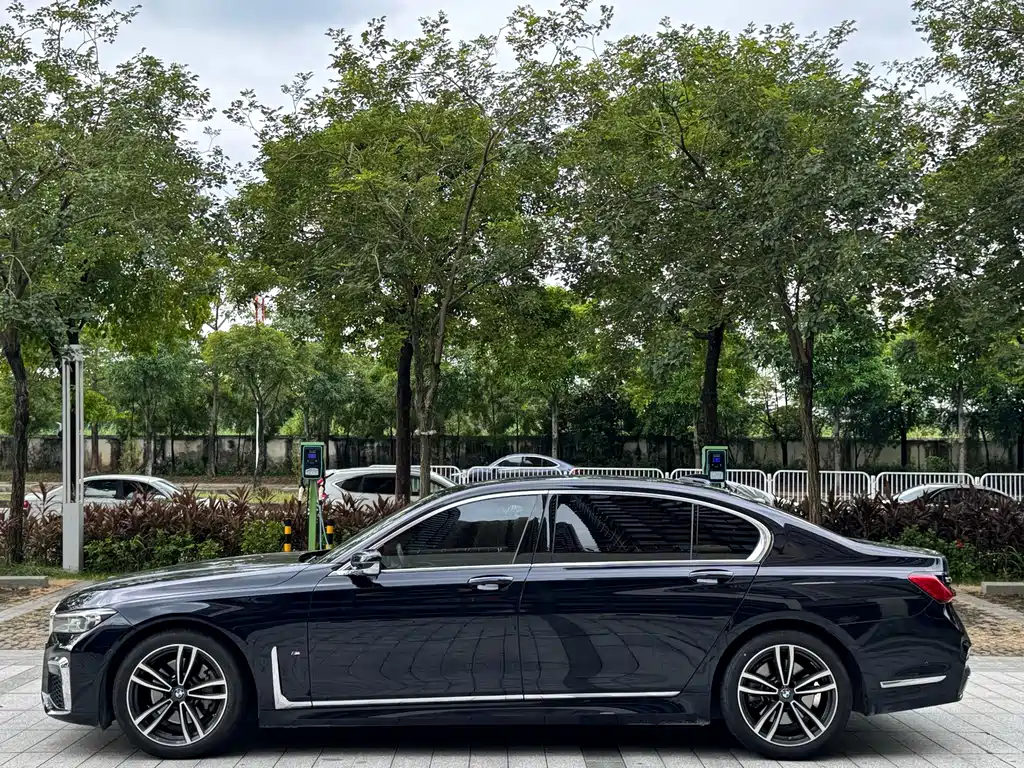 BMW 7 Series — фото 14