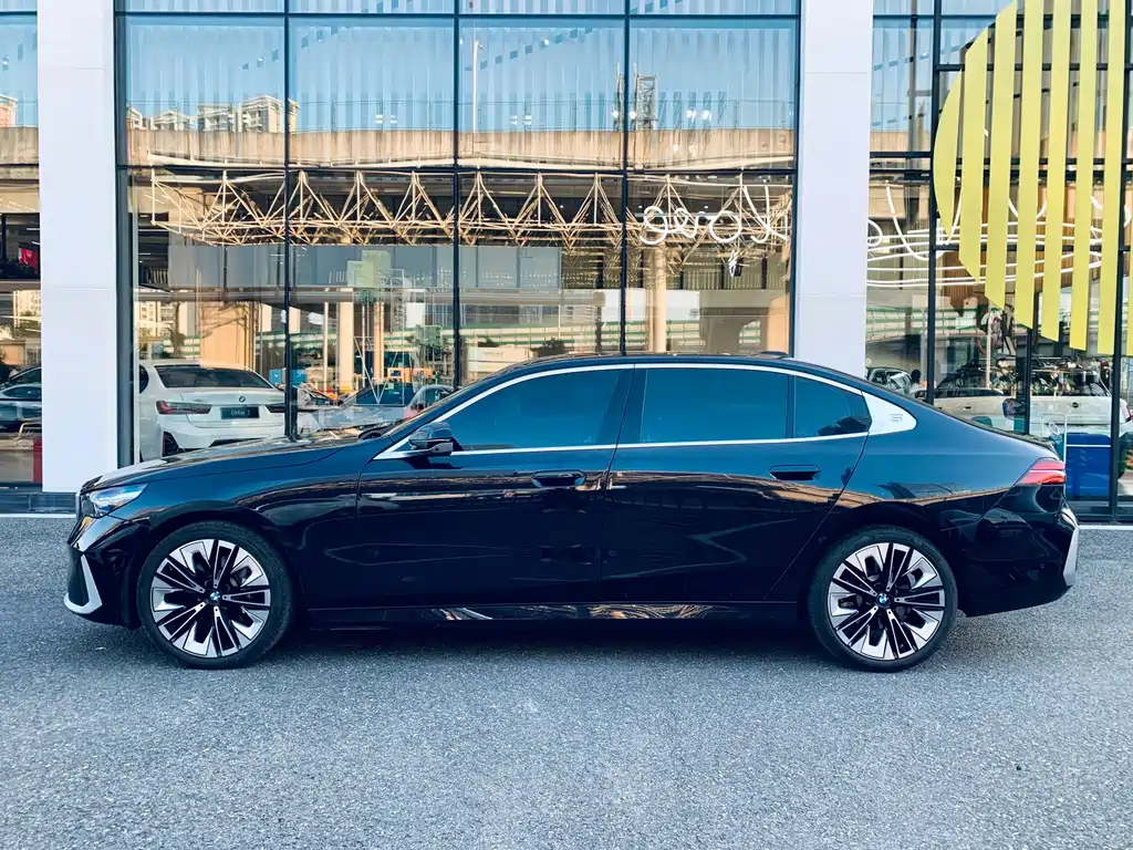 BMW 5 Series — фото 5