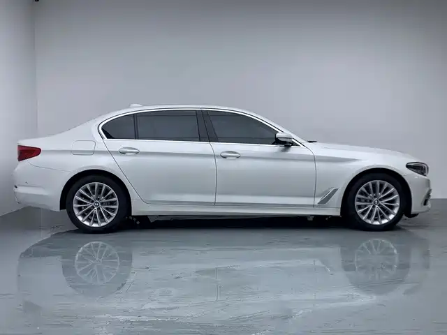 BMW 5 Series — фото 8