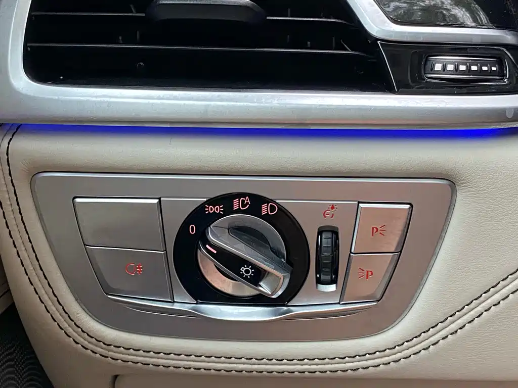 BMW 7 Series — фото 17