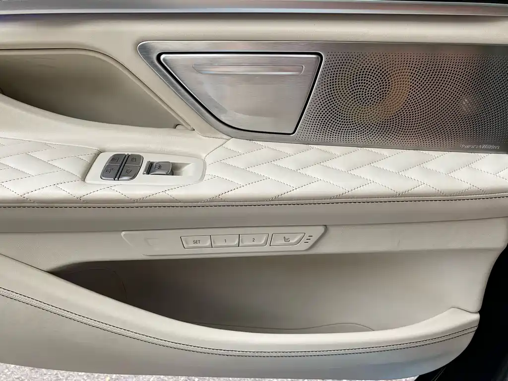 BMW 7 Series — фото 20
