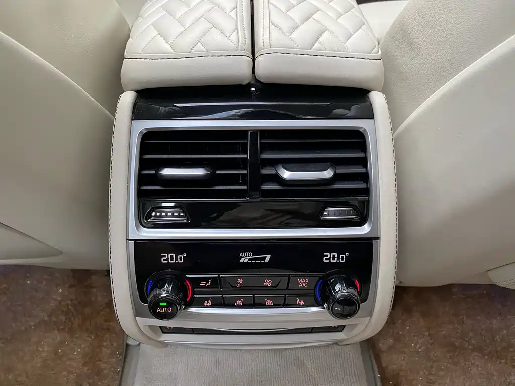 BMW 7 Series — фото 21