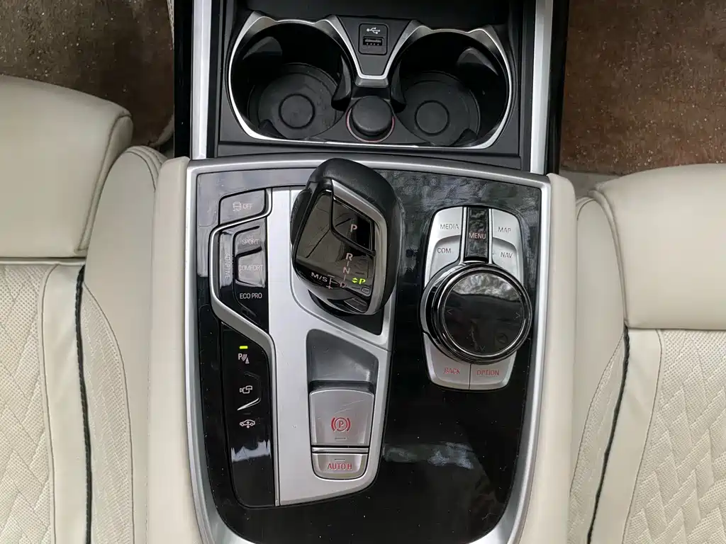 BMW 7 Series — фото 26