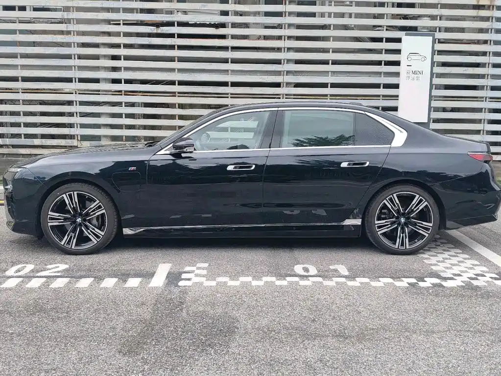 BMW i7 — фото 4