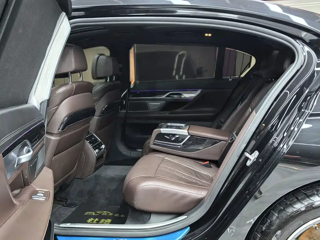 BMW 7 Series — фото 11