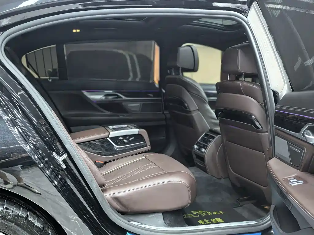 BMW 7 Series — фото 13