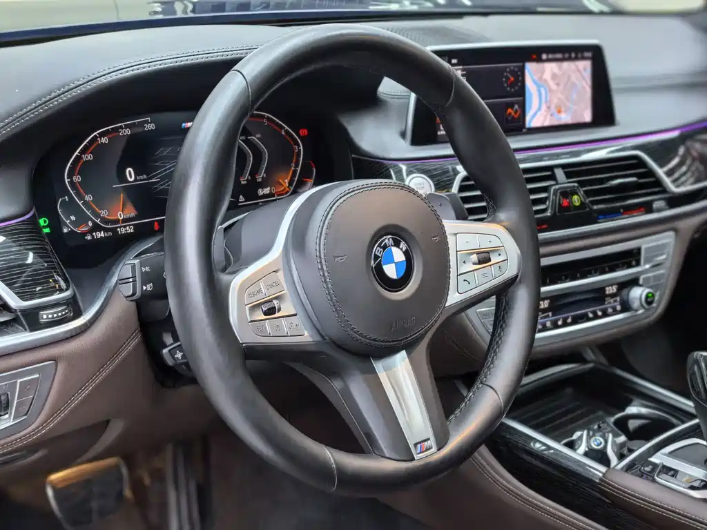 BMW 7 Series — фото 15