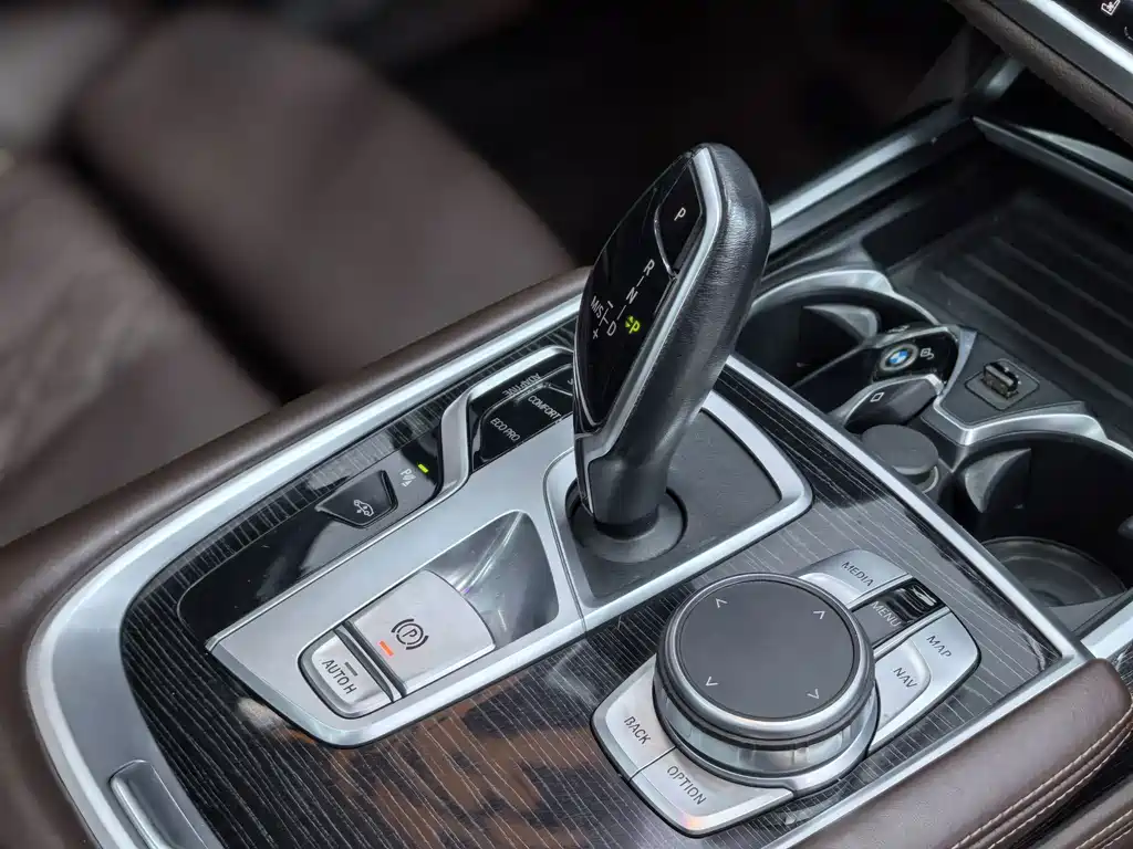 BMW 7 Series — фото 21