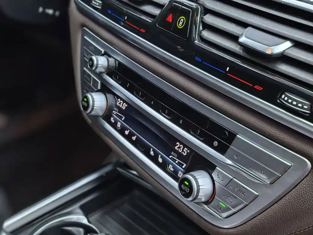 BMW 7 Series — фото 22