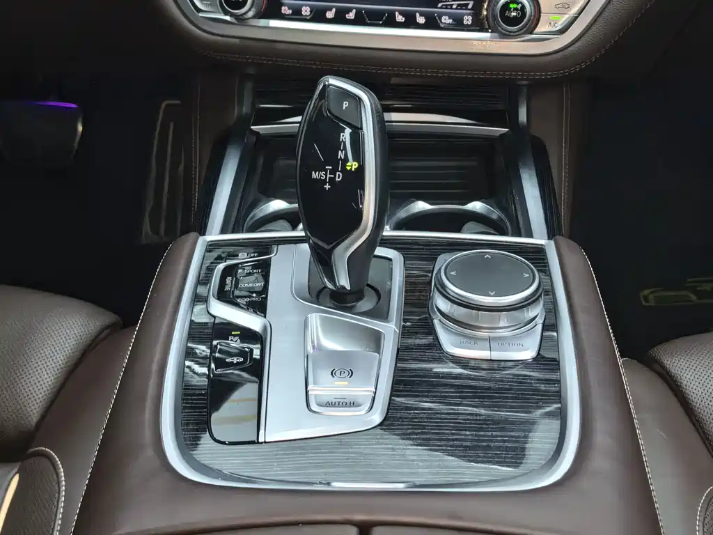 BMW 7 Series — фото 25